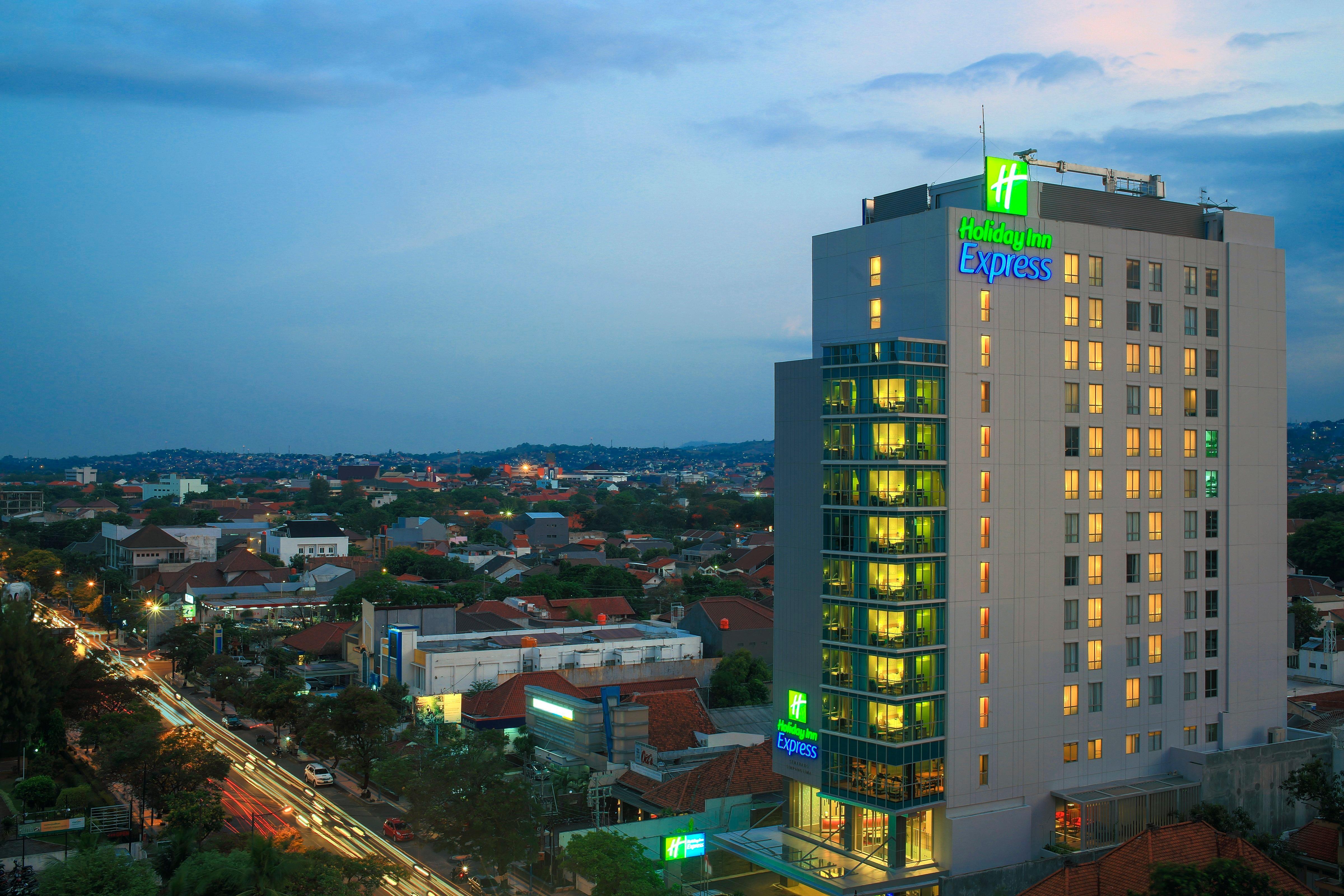 Holiday Inn Express Semarang Simpang Lima, An Ihg Hotel Экстерьер фото